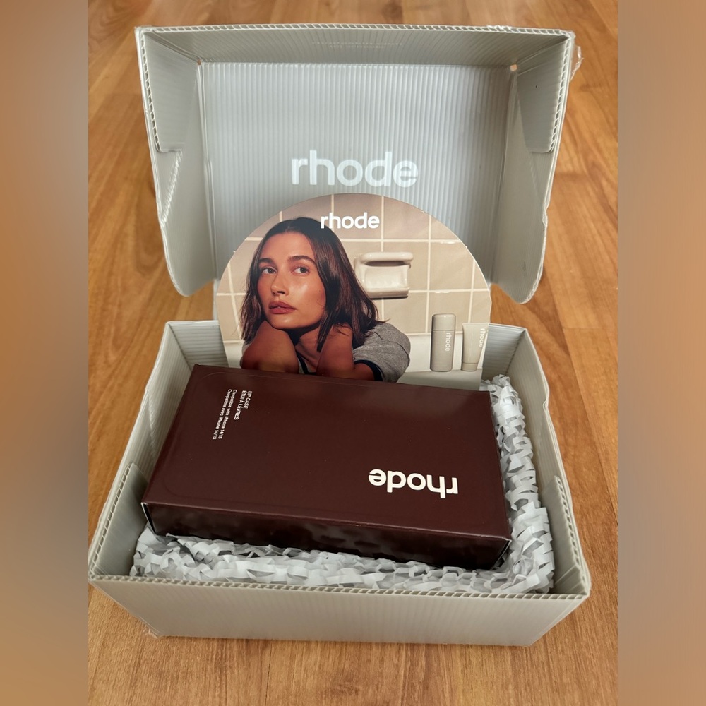 Rhode Phone Case in "espresso" Iphone 15